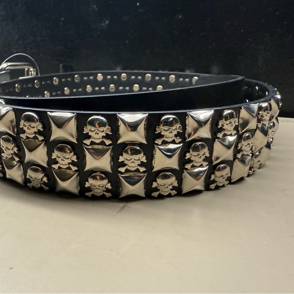 New w/ Tags Hot Topic Chrome Stud Skulls Rocker Biker Black Belt Size L (36-38)